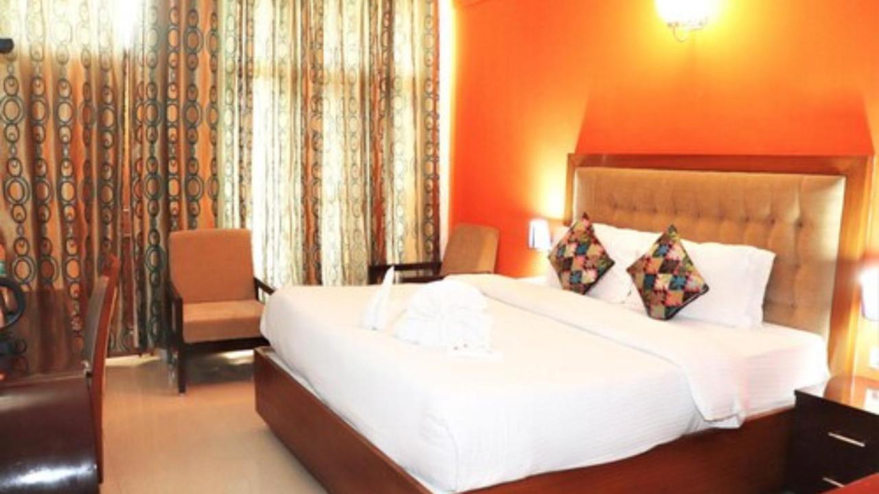 Hotel Padmini Palace Dehradun Exteriör bild