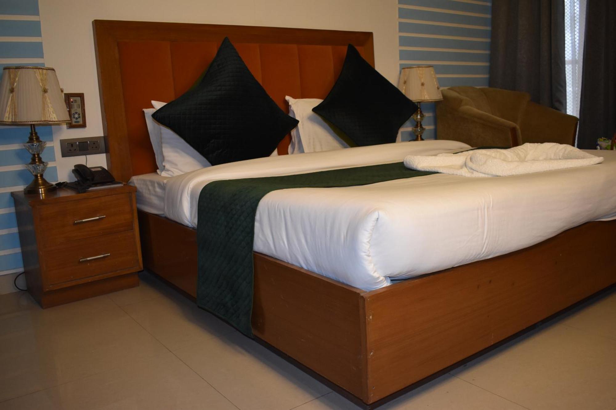 Hotel Padmini Palace Rāni Pokhri Exteriör bild