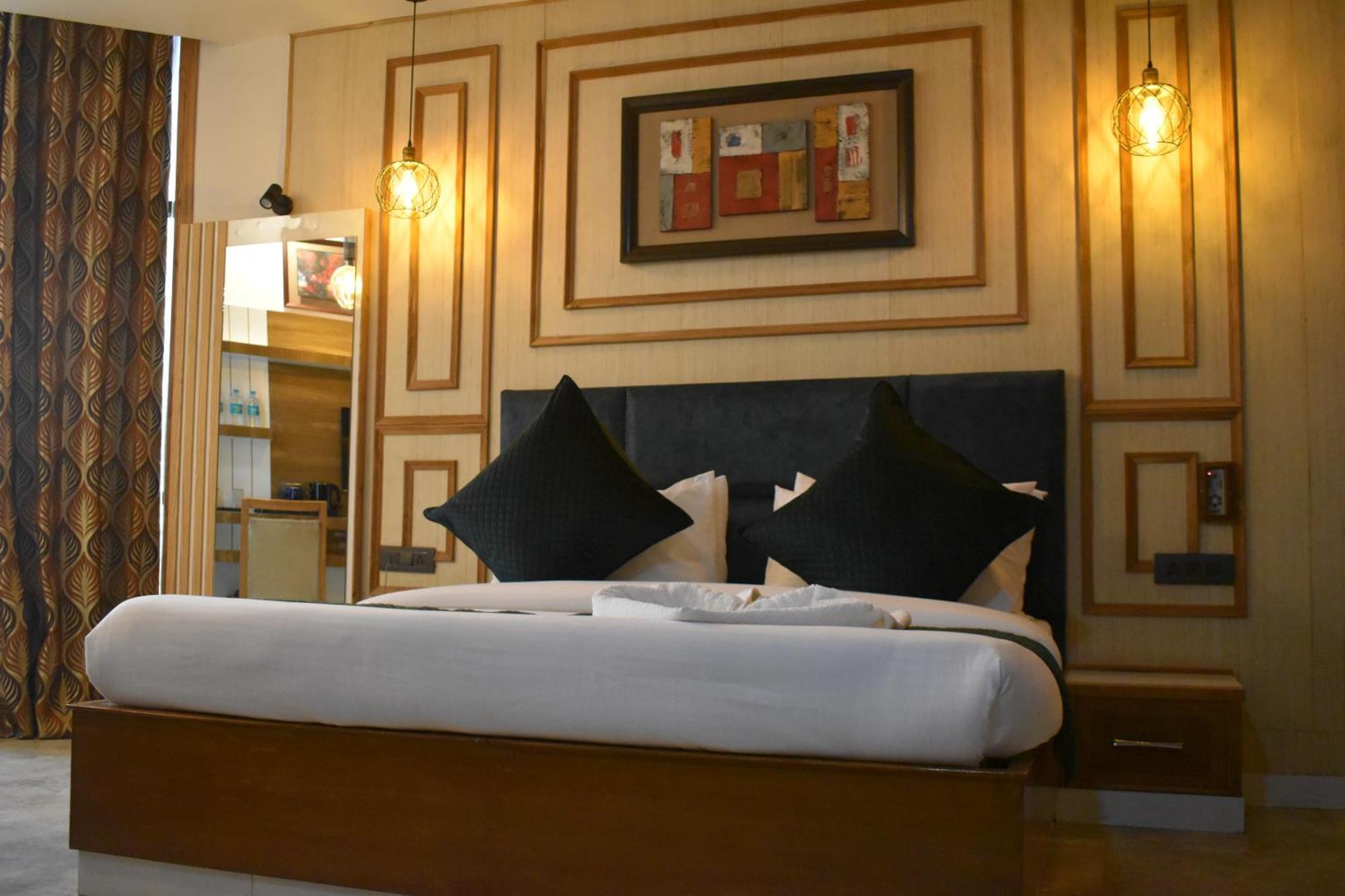 Hotel Padmini Palace Rāni Pokhri Exteriör bild